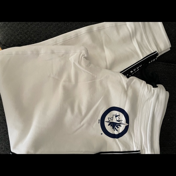DKNY x Winnipeg Jets - Picture 2 of 5